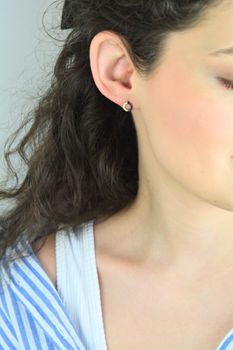 Złote kolczyki celebrytki przy uchu z czarnymi kamieniami KL 8079A 333 (1).jpg